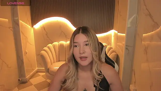 Emma1 b  online show from October 15, 2025, 8:09 pm