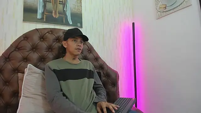 Snapshot of noah_blake0 chatting on September 18, 2025, 2:13 am noah blake0 online show from September 18, 2025, 2:13 am