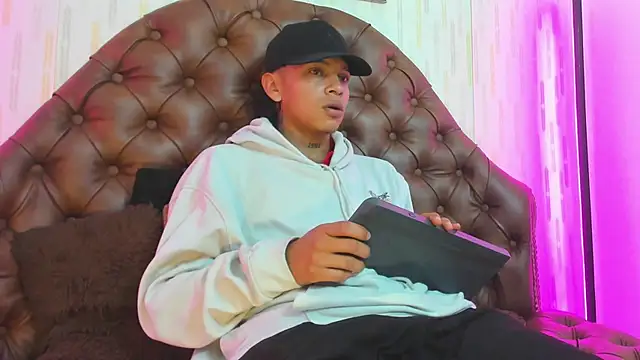 Snapshot of noah_blake0 chatting on September 23, 2025, 2:36 am noah blake0 online show from September 23, 2025, 2:36 am