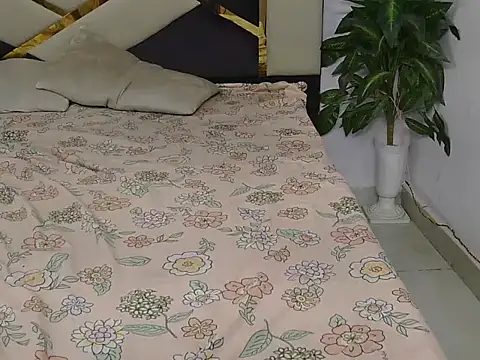 Lovelyy-couple online show from November 13, 2025, 12:15 pm