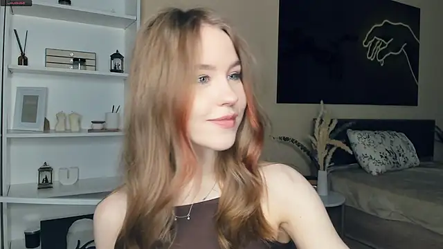 Snapshot of MaliaBourraine chatting on May 18, 2026, 7:25 am MaliaBourraine online show from May 18, 2026, 7:25 am