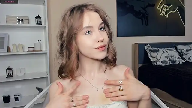 Snapshot of MaliaBourraine chatting on June 8, 2026, 7:42 am MaliaBourraine online show from June 8, 2026, 7:42 am
