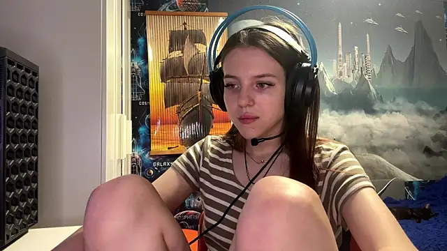 Elira Breeze online show from November 7, 2025, 1:55 pm