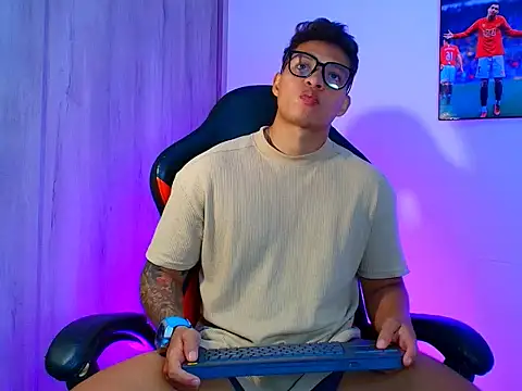 Snapshot of evan_greey chatting on October 10, 2025, 3:05 am evan greey online show from October 10, 2025, 3:05 am