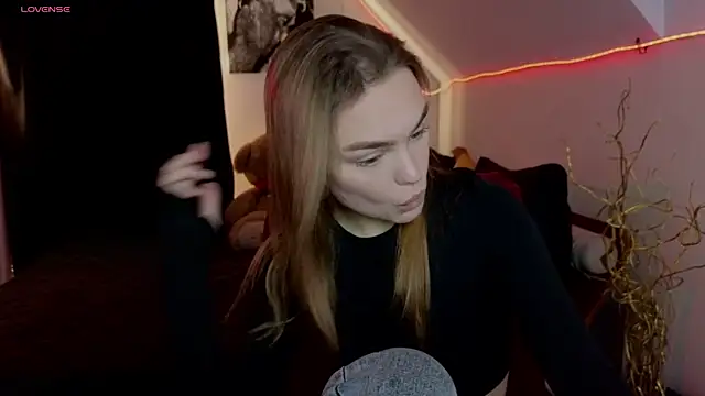 KitsyMoore online show from November 7, 2025, 1:11 pm