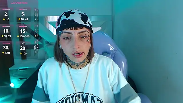 Gyal 8  online show from October 24, 2025, 7:43 pm