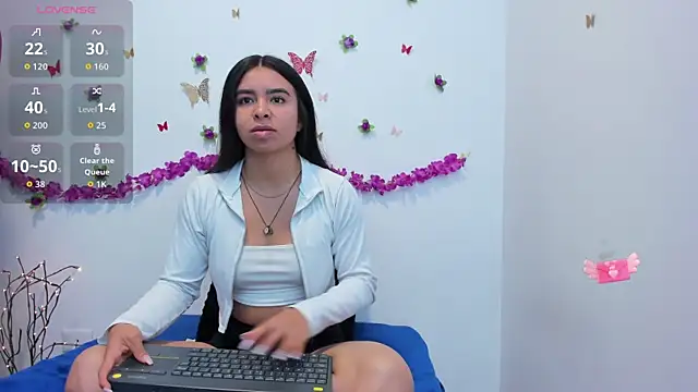 Annniie22 online show from October 13, 2025, 10:15 am