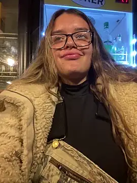 Aphrill online show from October 16, 2025, 4:24 am