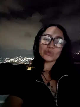 Snapshot of LunaCr0w chatting on September 21, 2025, 4:14 am LunaCr0w online show from September 21, 2025, 4:14 am