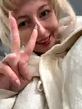 RonnieKiss online show from October 5, 2025, 4:11 am