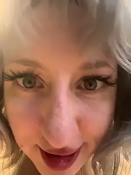 RonnieKiss online show from March 18, 2026, 12:52 pm