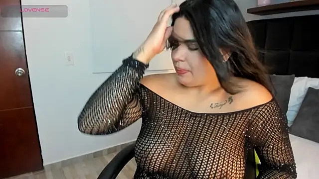 daniela crozee  online show from October 29, 2025, 2:03 am