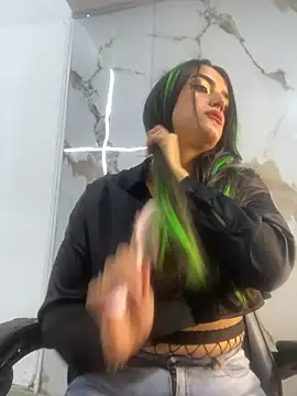 IsaDiiaz online show from April 19, 2026, 5:07 am