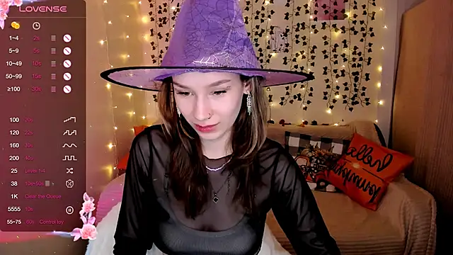 Snapshot of LinaBlossom_ chatting on October 28, 2025, 9:24 am LinaBlossom online show from October 28, 2025, 9:24 am