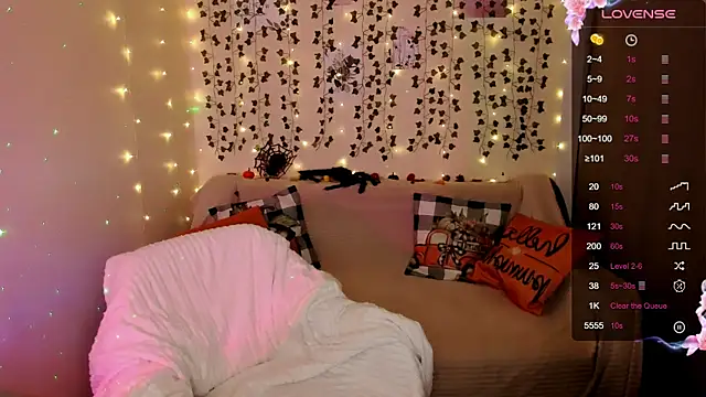 Snapshot of LinaBlossom_ chatting on October 29, 2025, 9:33 am LinaBlossom online show from October 29, 2025, 9:33 am