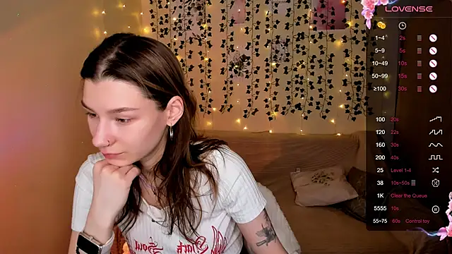 Snapshot of LinaBlossom_ chatting on November 6, 2025, 8:48 am LinaBlossom online show from November 6, 2025, 8:48 am