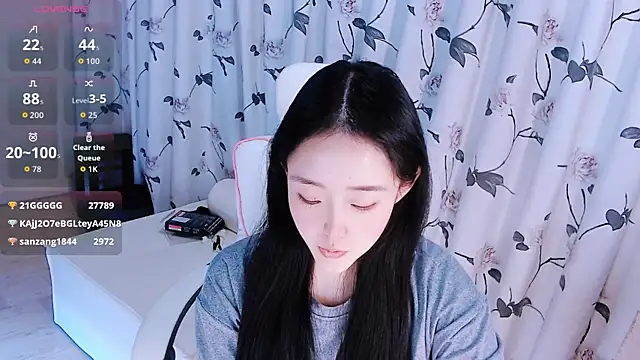 Niannian- online show from November 30, 2025, 6:23 pm