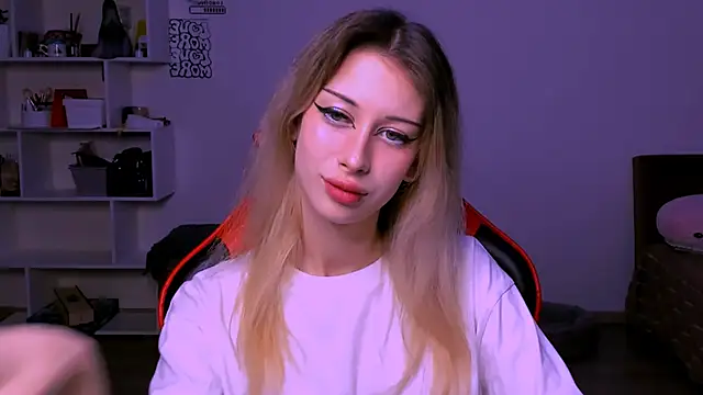 Lori lolii online show from November 13, 2025, 7:13 pm