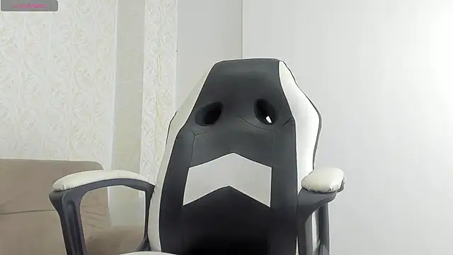 MaximoHall86 online show from October 1, 2025, 1:06 pm