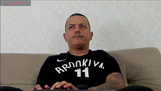 MaximoHall86 online show from October 28, 2025, 12:19 pm