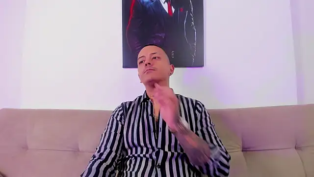 MaximoHall86 online show from November 24, 2025, 1:00 pm