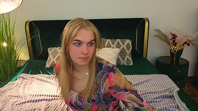 AlinaLiii online show from April 15, 2026, 12:56 pm