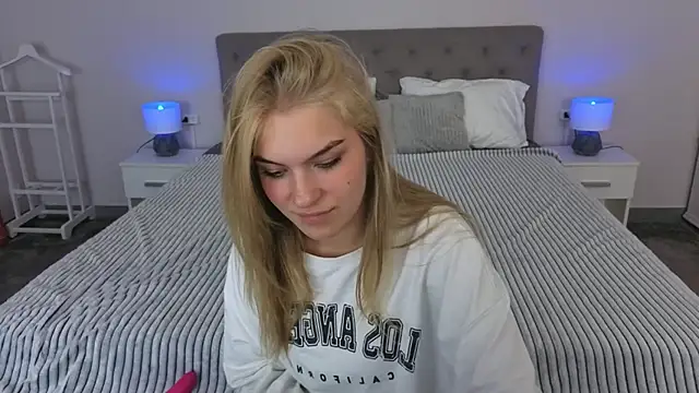 AlinaLiii online show from April 28, 2026, 7:52 pm