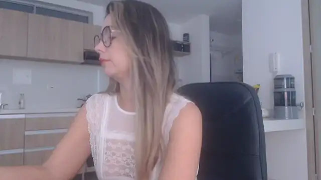 Snapshot of LovePaula chatting on March 12, 2026, 12:11 pm LovePaula online show from March 12, 2026, 12:11 pm