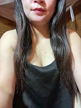 violet-00 online show from May 15, 2026, 11:45 pm