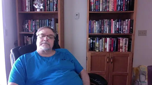 Vinyl22xh online show from April 8, 2026, 5:24 pm