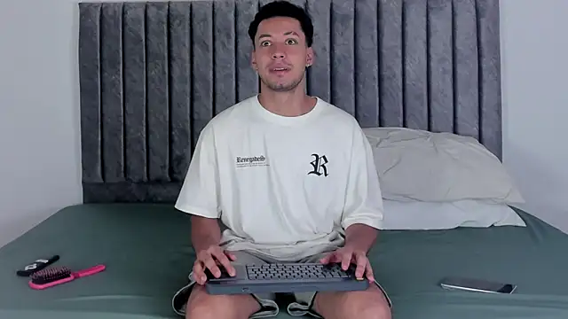 aroncooper1 online show from October 2, 2025, 12:23 pm