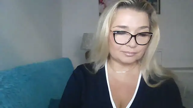 Snapshot of Myrienna chatting on September 30, 2025, 7:41 pm Myrienna online show from September 30, 2025, 7:41 pm