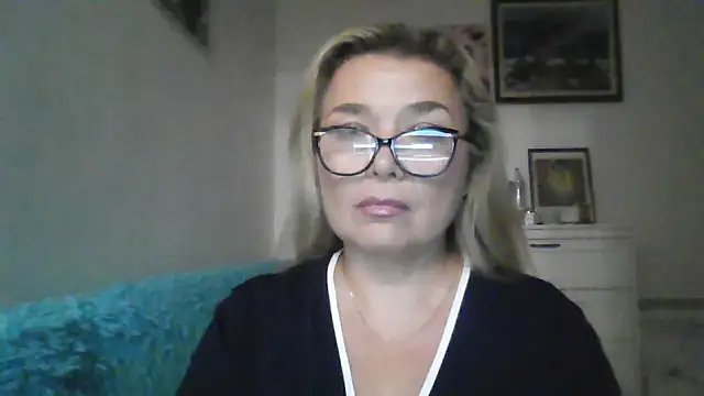 Snapshot of Myrienna chatting on October 1, 2025, 8:26 pm Myrienna online show from October 1, 2025, 8:26 pm
