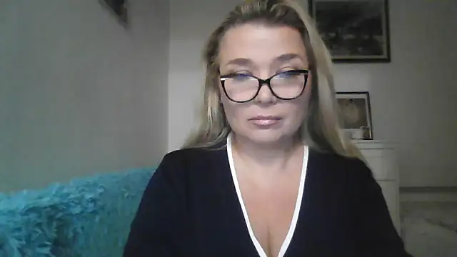 Snapshot of Myrienna chatting on October 2, 2025, 8:38 pm Myrienna online show from October 2, 2025, 8:38 pm