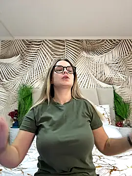 Snapshot of KellyHayden chatting on October 17, 2025, 10:29 am KellyHayden online show from October 17, 2025, 10:29 am