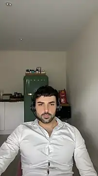 Snapshot of eauminerale chatting on June 4, 2026, 12:11 pm eauminerale online show from June 4, 2026, 12:11 pm
