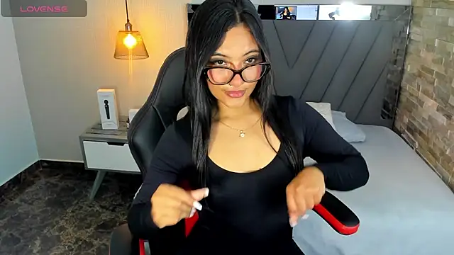 SYLVANA REY4 online show from October 4, 2025, 7:23 pm