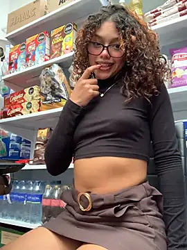 PrettyLia online show from February 18, 2026, 8:27 pm