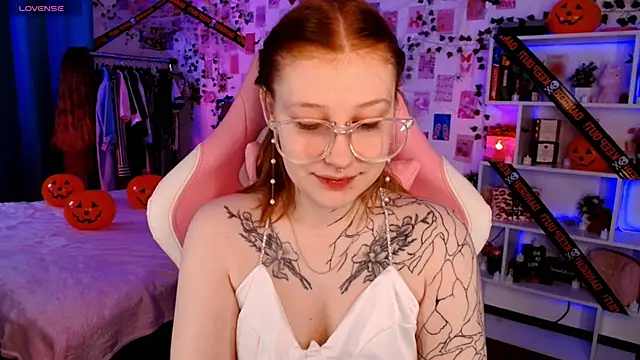 Ayla Hicks online show from October 23, 2025, 4:34 am