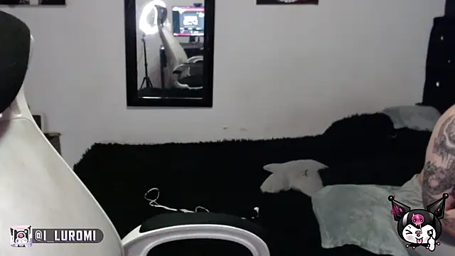 Snapshot of Iluromi chatting on January 5, 2026, 5:49 pm Iluromi online show from January 5, 2026, 5:49 pm