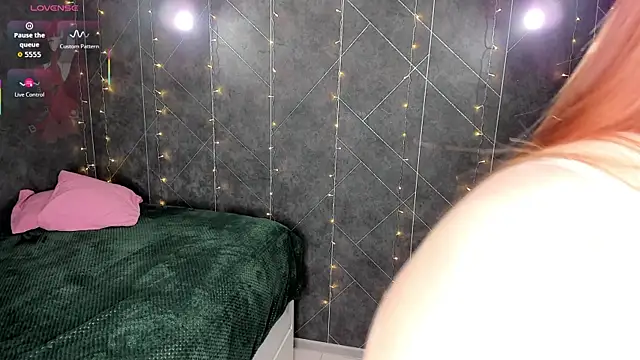 Red FoxGirl online show from December 22, 2025, 2:58 pm