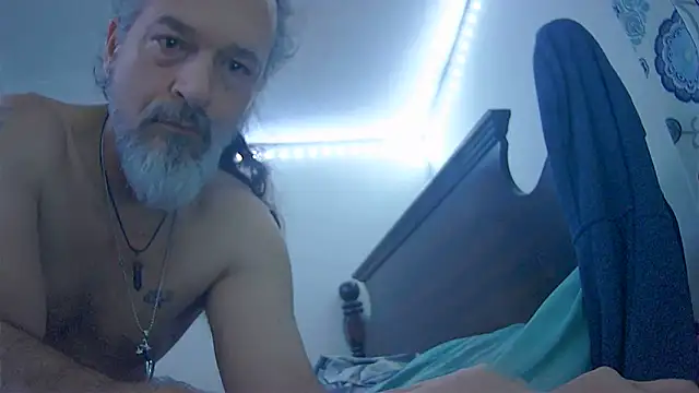 Snapshot of HippieDad333 chatting on December 18, 2025, 5:24 am HippieDad333 online show from December 18, 2025, 5:24 am