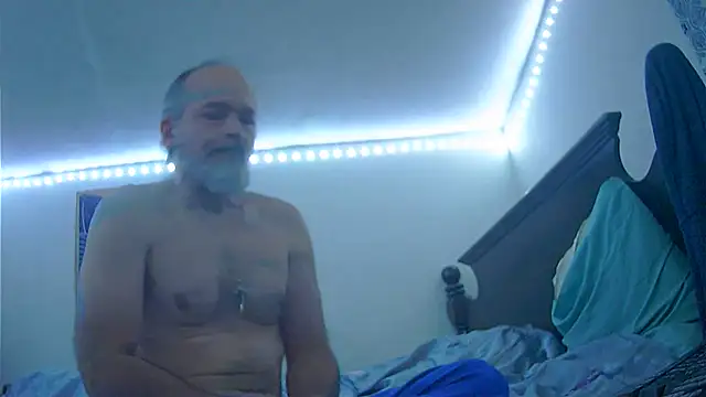 Snapshot of HippieDad333 chatting on December 21, 2025, 10:28 pm HippieDad333 online show from December 21, 2025, 10:28 pm