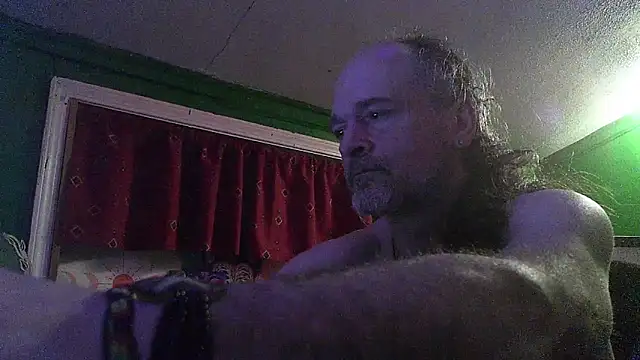 Snapshot of HippieDad333 chatting on February 17, 2026, 2:41 am HippieDad333 online show from February 17, 2026, 2:41 am