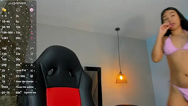 ALAHIACRUZ1 online show from April 18, 2026, 7:29 pm