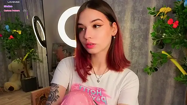 LunaraRada online show from February 6, 2026, 6:00 pm