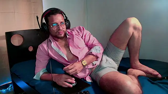 LucasGaeel online show from October 10, 2025, 4:17 pm