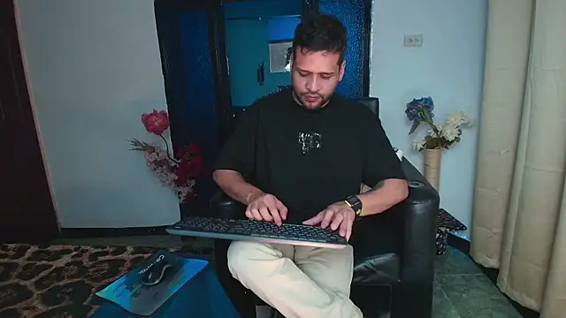 Snapshot of LucasGaeel chatting on June 6, 2026, 12:27 am LucasGaeel online show from June 6, 2026, 12:27 am