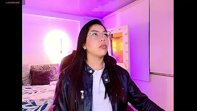 kloe28 online show from November 14, 2025, 3:49 am