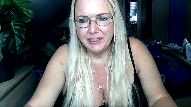 Sandy-Summer online show from October 21, 2025, 2:51 pm